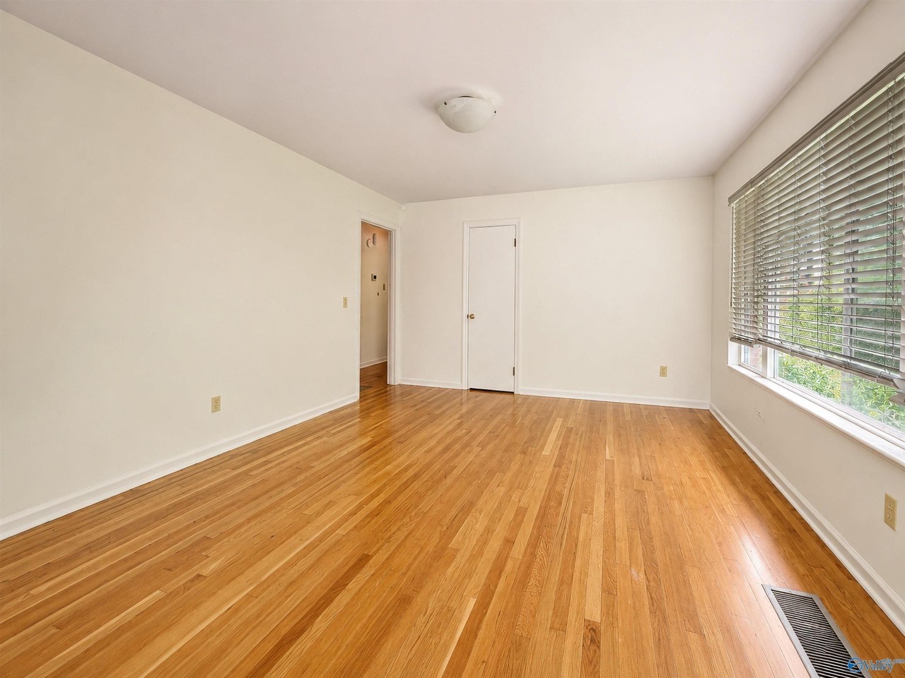 516 Ferry St Ne - Photo 6 of 10