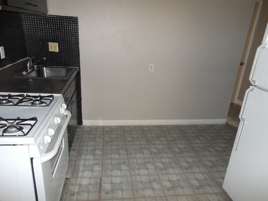 813 Courtois St #D - Photo 3 of 6