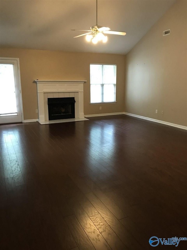 110 Bridgeway Ln - Photo 5 of 17