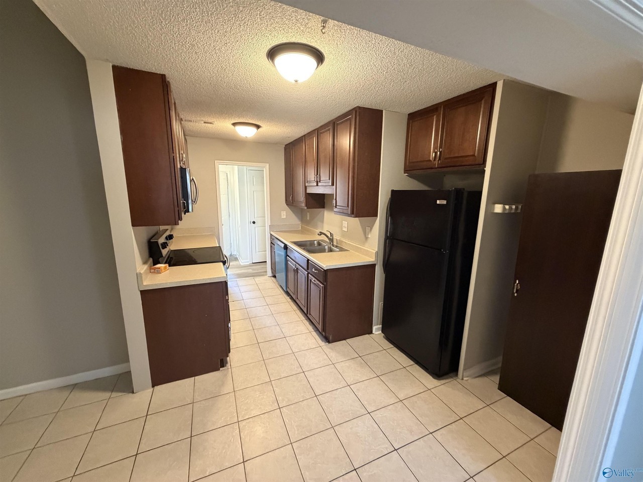 1004 Brighton Cir Se - Photo 4 of 14