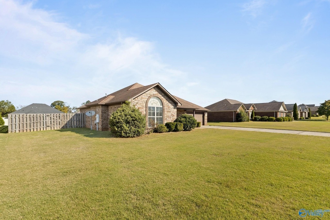 105 Evergreenview Dr - Photo 2 of 36