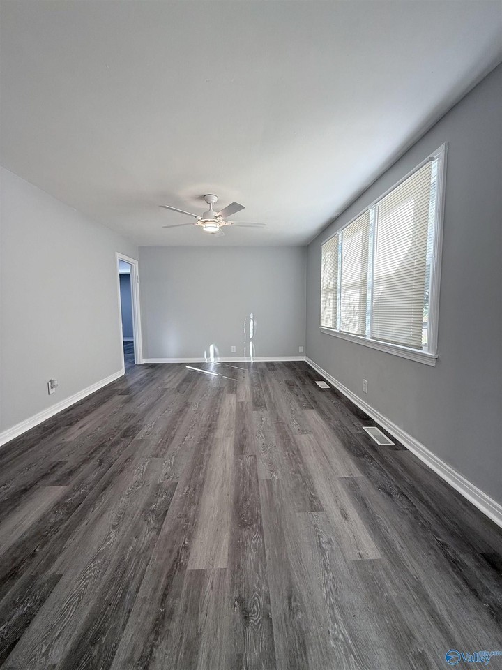 1011 Parklane St Nw - Photo 3 of 17