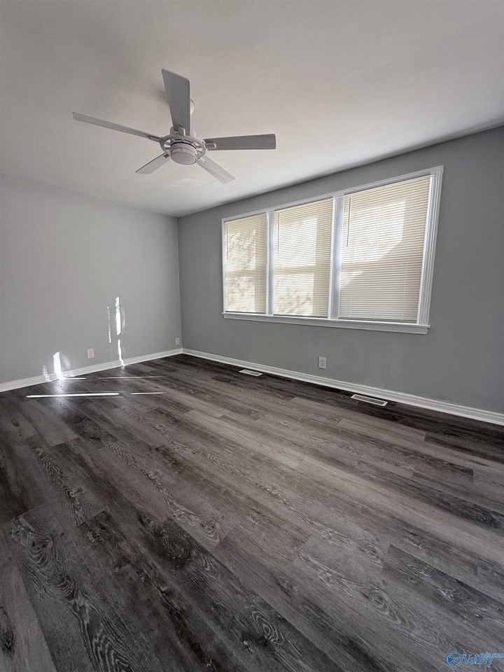 1011 Parklane St Nw - Photo 4 of 17