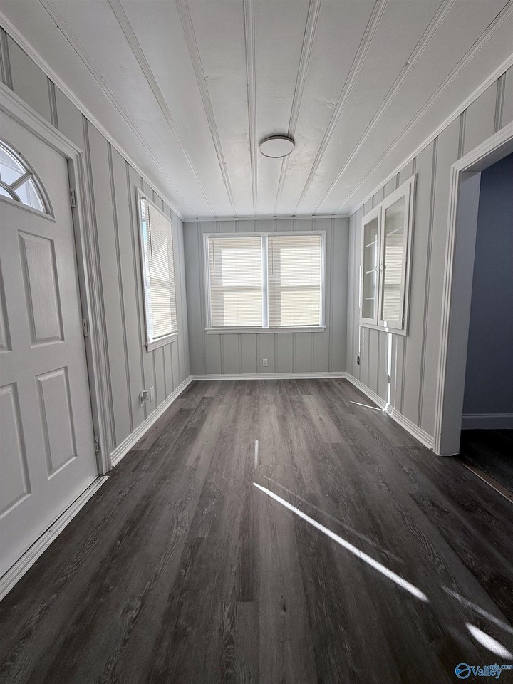 1011 Parklane St Nw - Photo 6 of 17