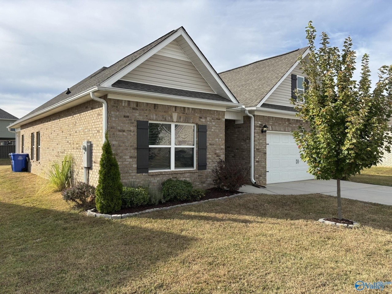 13801 Hill Place Ln - Photo 2 of 33