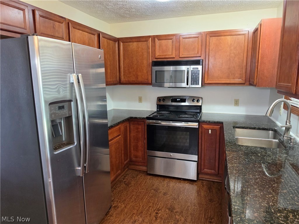 377 University Ave - Photo 4 of 11