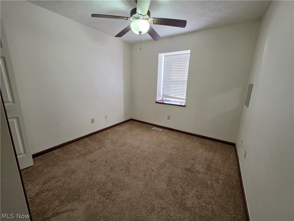 377 University Ave - Photo 5 of 11