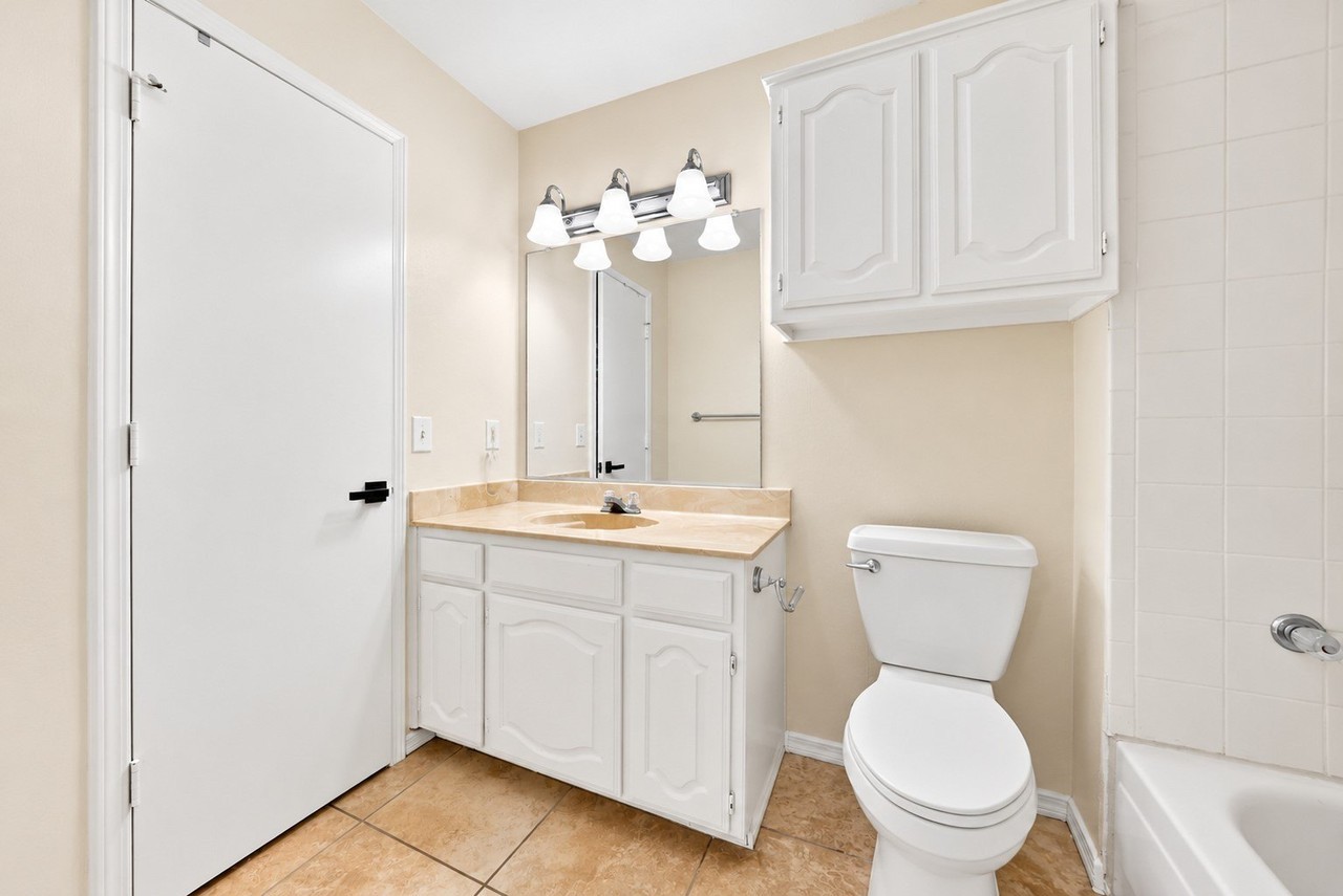410 W Oak St - Photo 6 of 20