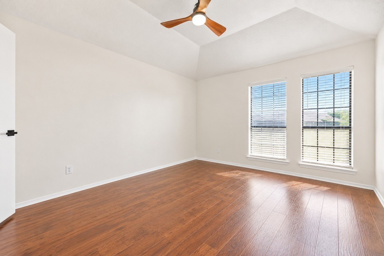 410 W Oak St - Photo 7 of 20