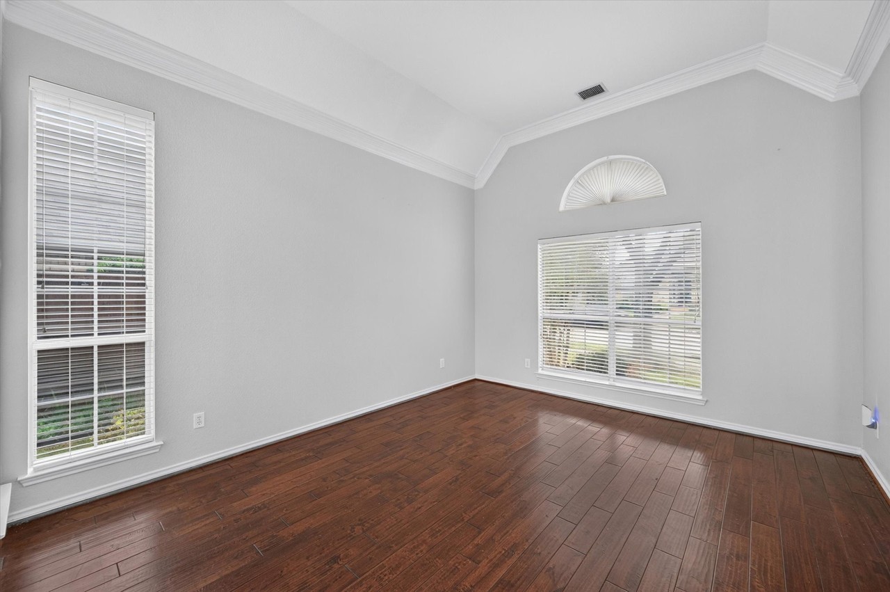 425 Waterside Dr - Photo 2 of 32
