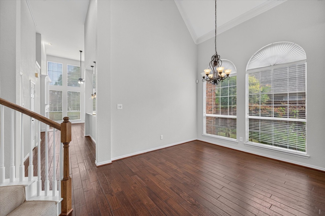 425 Waterside Dr - Photo 5 of 32