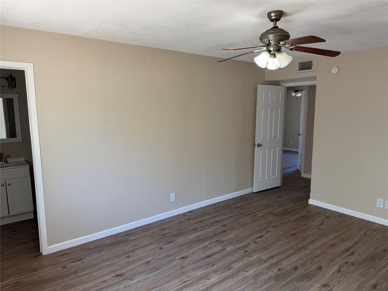 704 Poe St - Photo 2 of 19