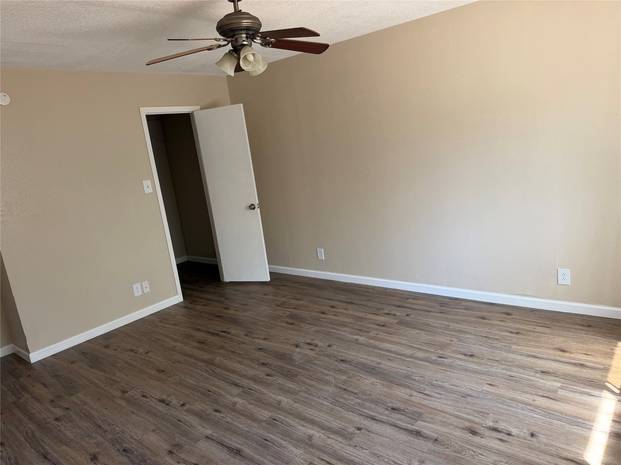 704 Poe St - Photo 3 of 19