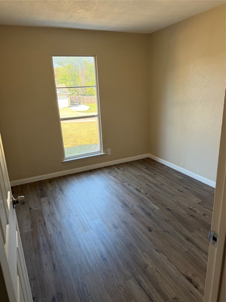 704 Poe St - Photo 4 of 19