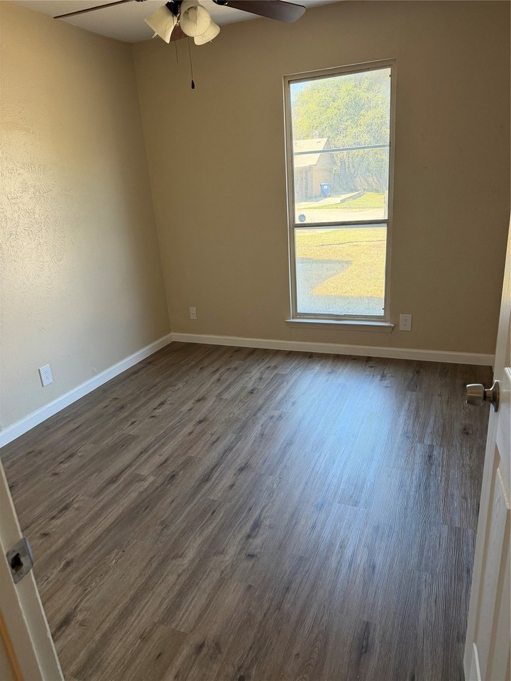 704 Poe St - Photo 5 of 19