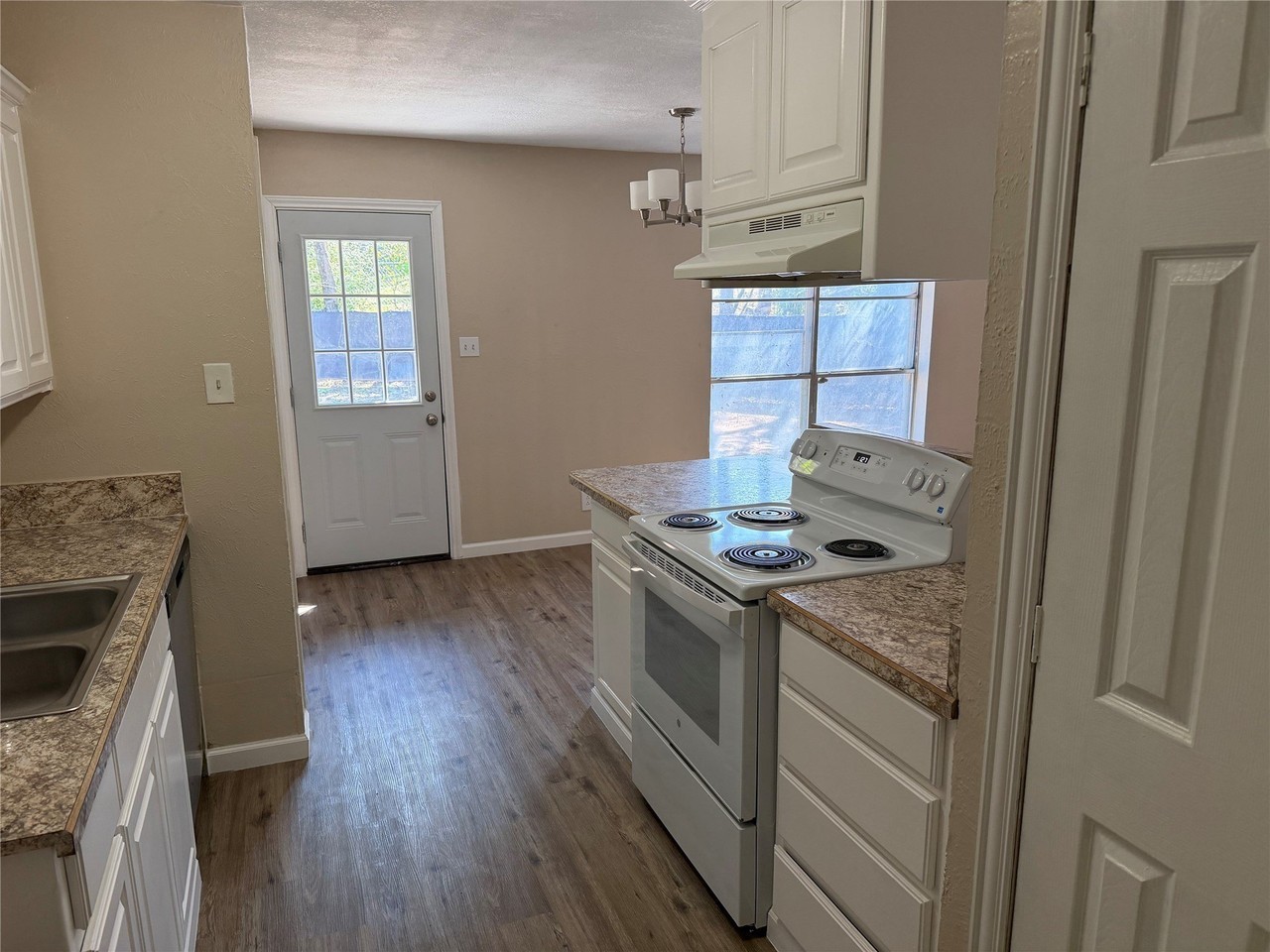 704 Poe St - Photo 6 of 19