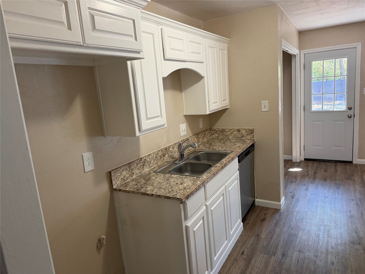 704 Poe St - Photo 7 of 19
