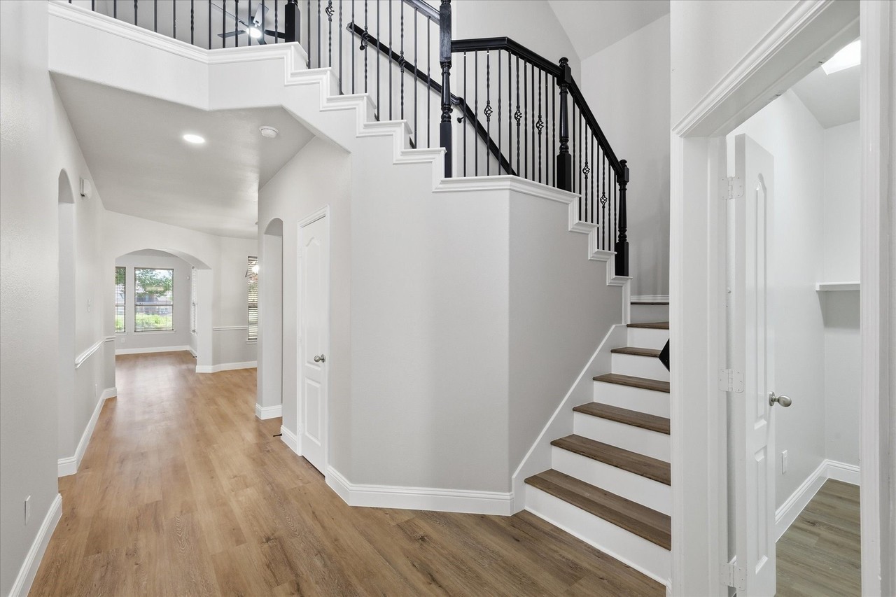 1581 Meadows Ave - Photo 3 of 34