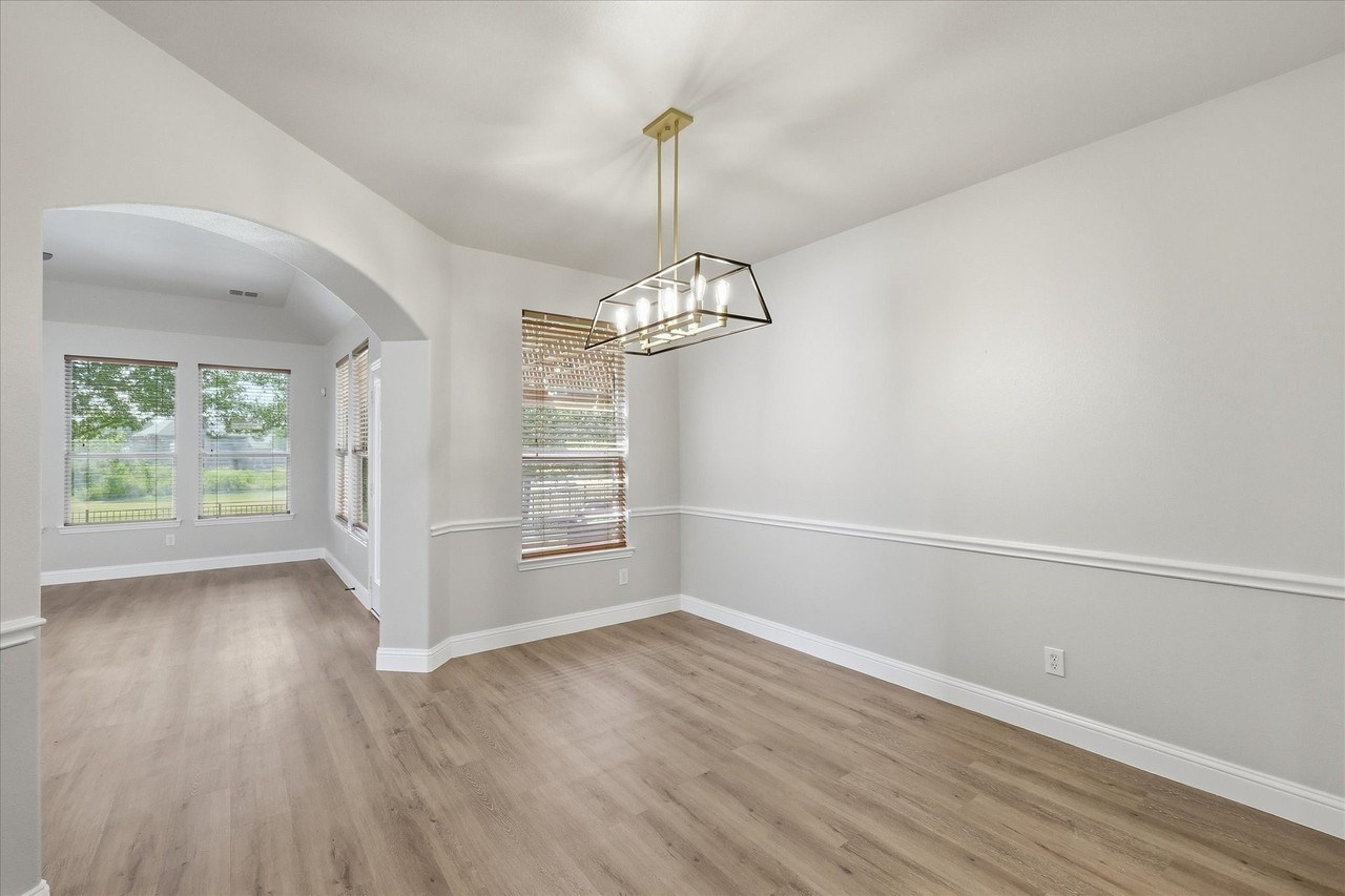 1581 Meadows Ave - Photo 4 of 34