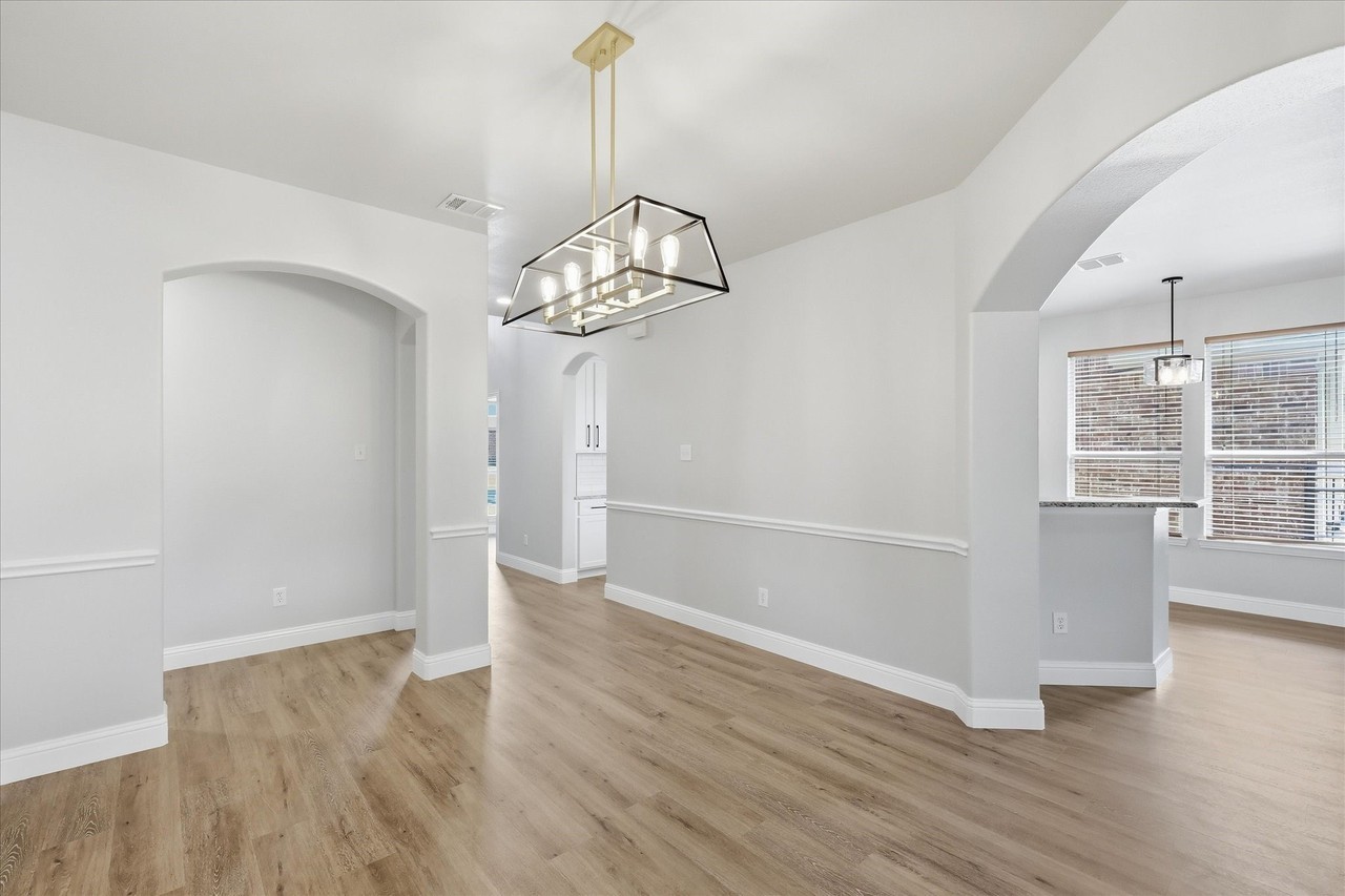 1581 Meadows Ave - Photo 5 of 34