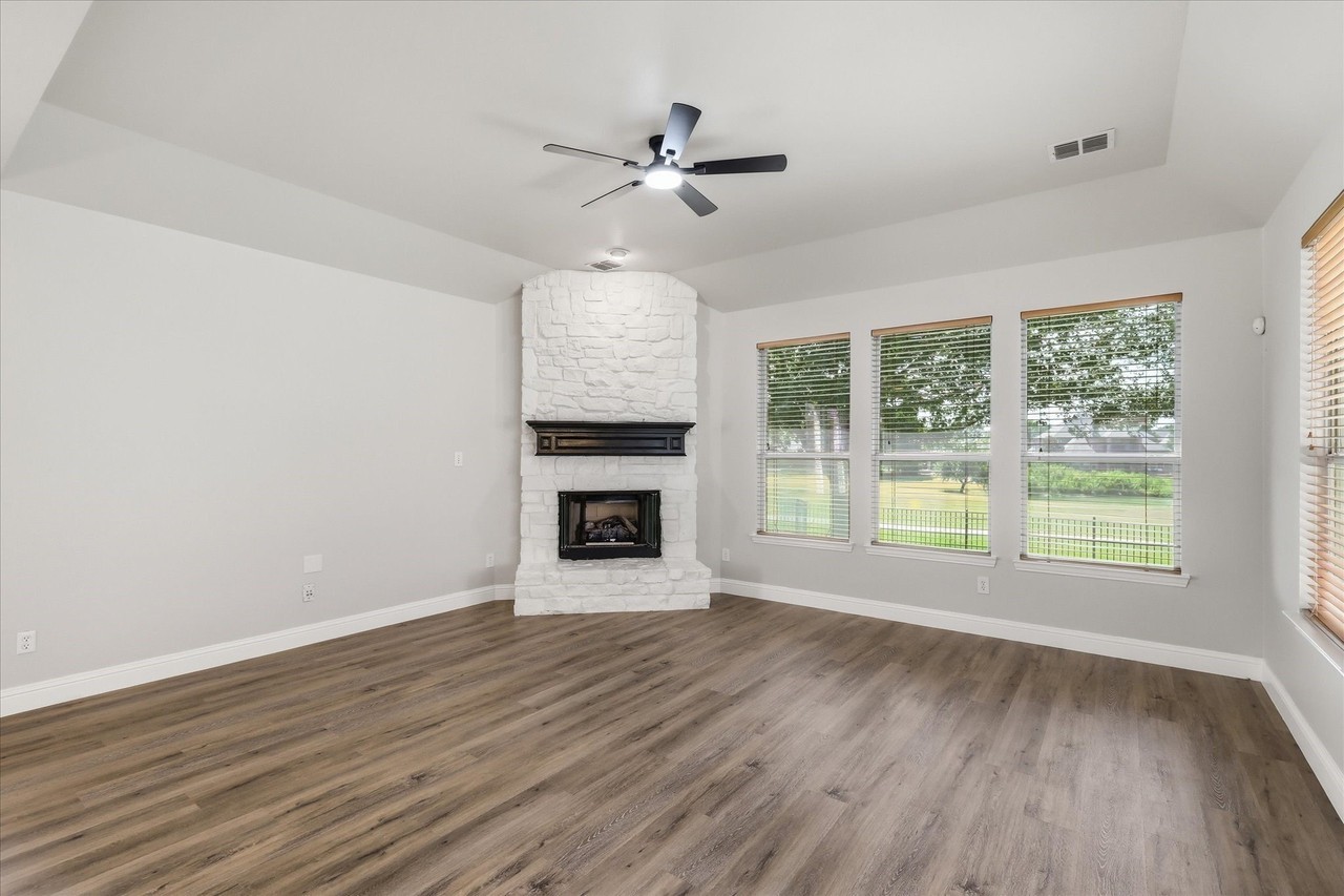 1581 Meadows Ave - Photo 7 of 34