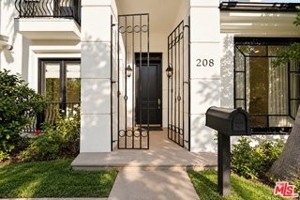 featured image of 208 N Oakhurst Dr