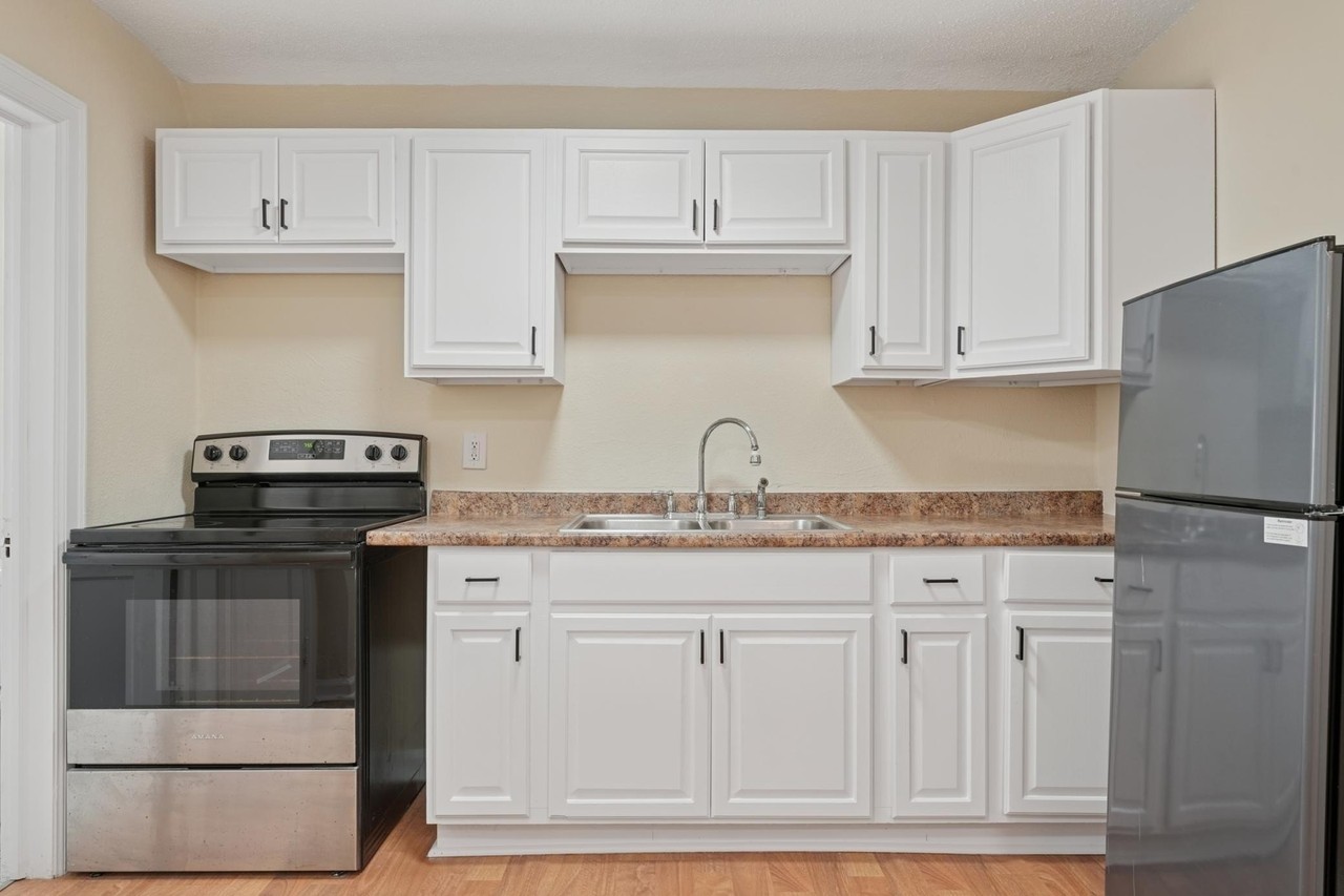 1721 Humboldt Ave S #3 - Photo 3 of 19