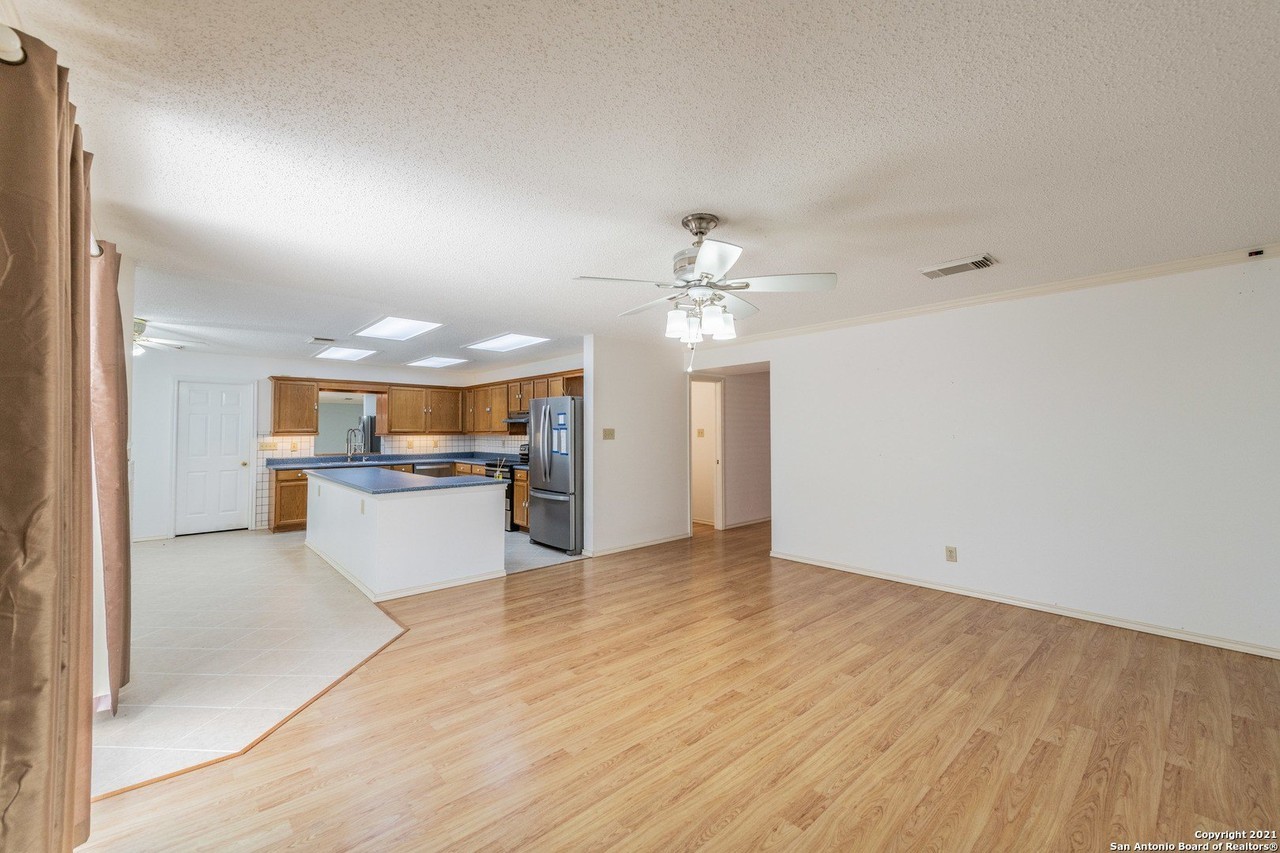 8210 Cantura Mls - Photo 3 of 32