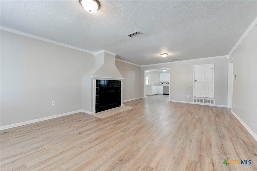 207 Dahlia Ct - Photo 4 of 40