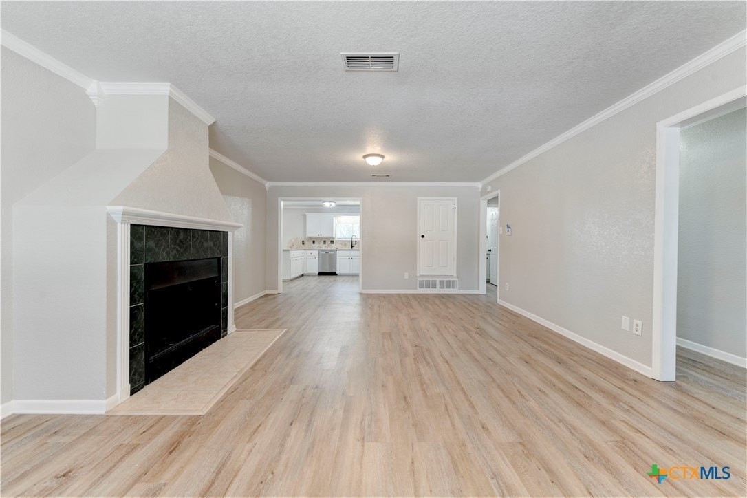 207 Dahlia Ct - Photo 5 of 40