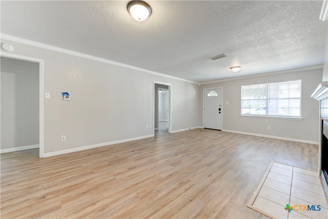 207 Dahlia Ct - Photo 7 of 40