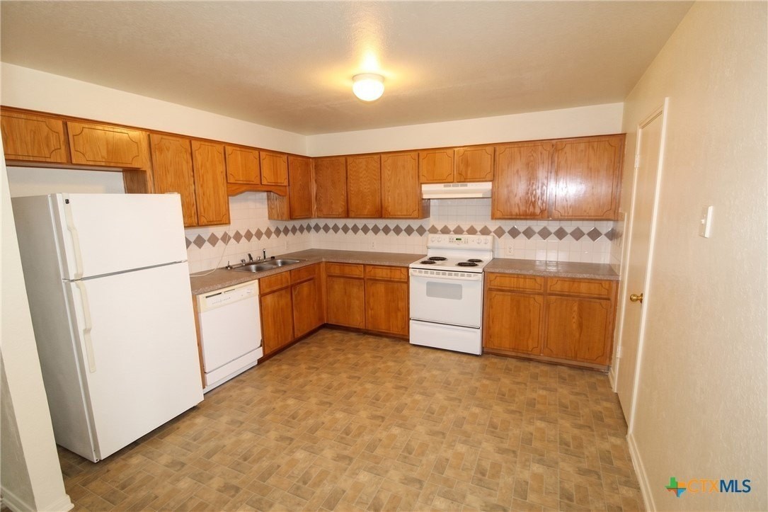 1605 Yuma Trl #A - Photo 4 of 10