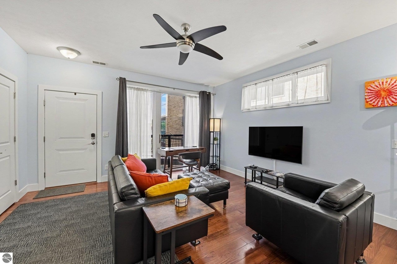 119 E 8th St - Photo 4 of 17