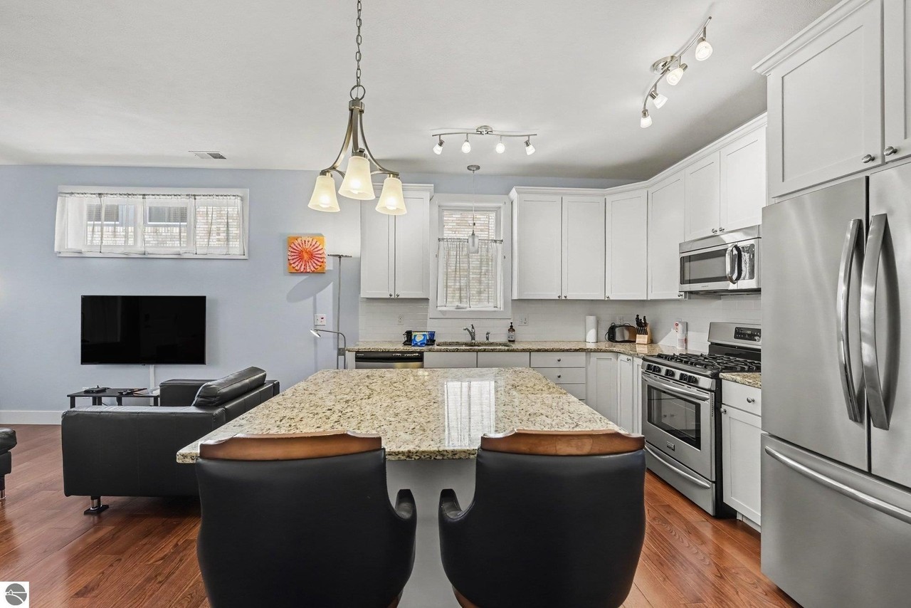 119 E 8th St - Photo 6 of 17