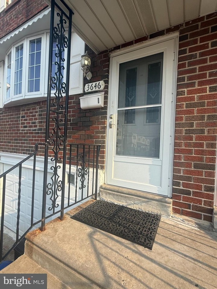 3646 Genesee Dr - Photo 2 of 23