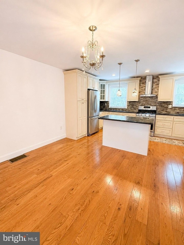 3646 Genesee Dr - Photo 4 of 23