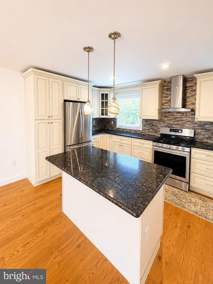 3646 Genesee Dr - Photo 6 of 23