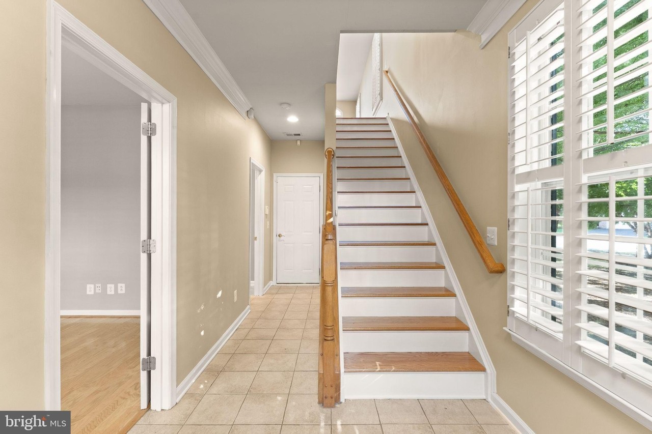 23005 Bulwark Ter - Photo 4 of 50