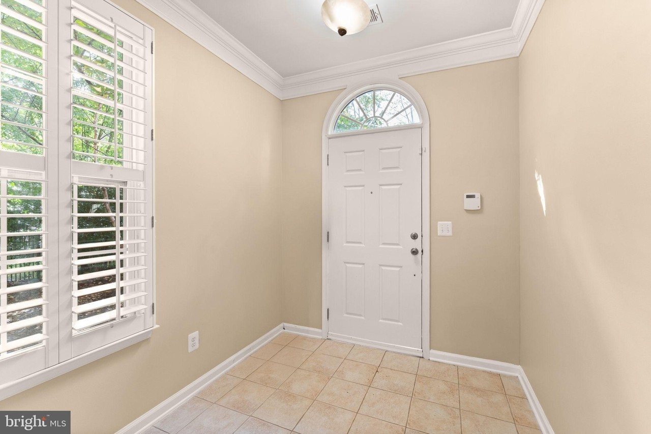 23005 Bulwark Ter - Photo 5 of 50