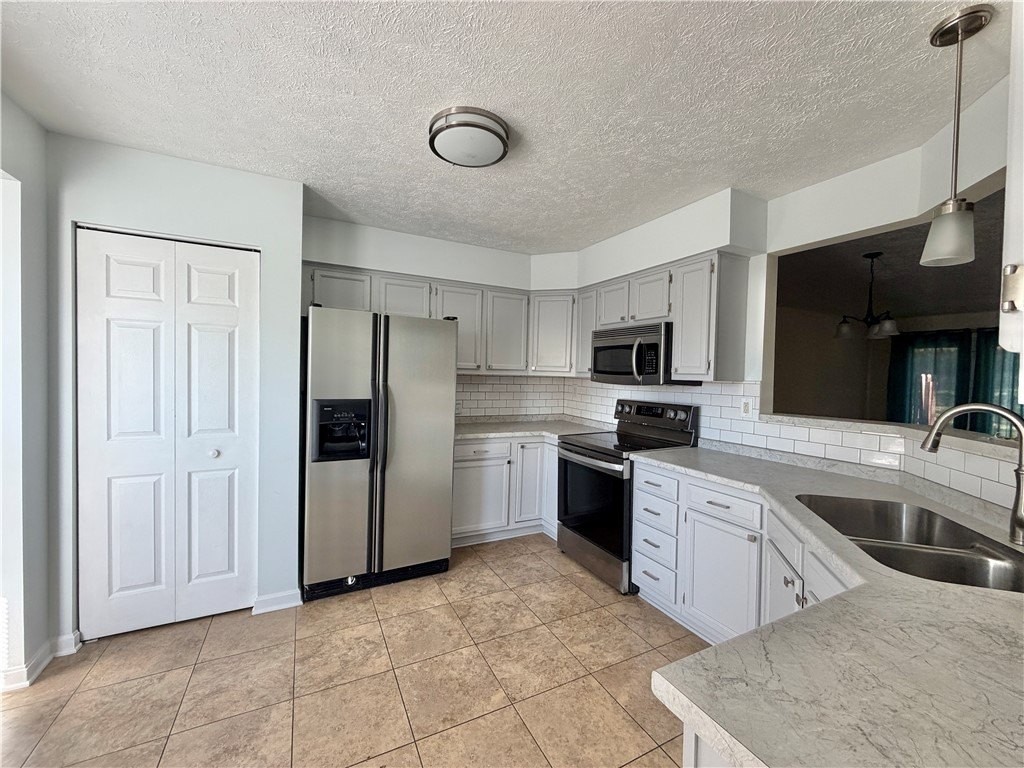 475 Cherryhill Dr - Photo 4 of 28