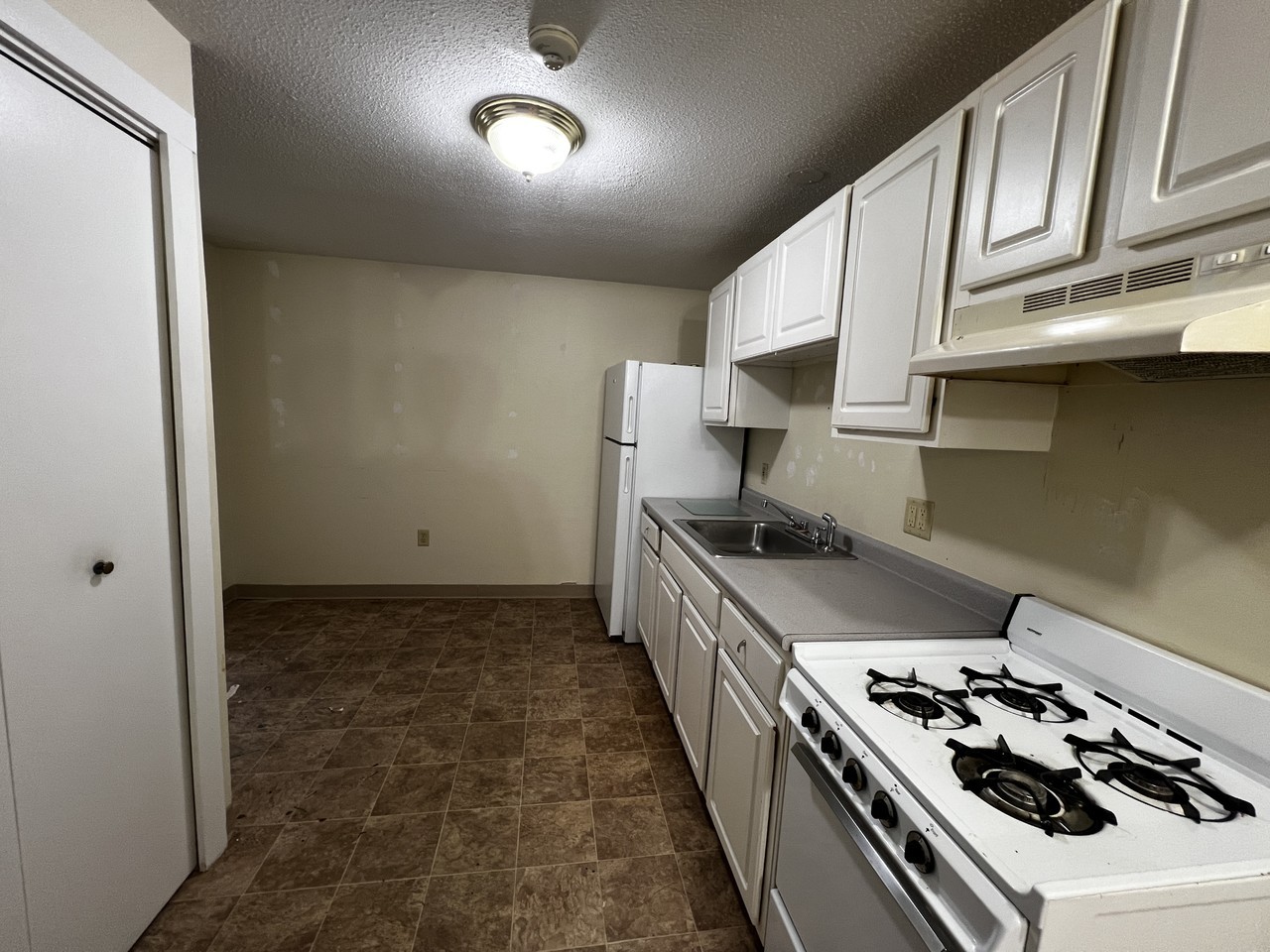 1 Adams Cir #2G - Photo 6 of 11