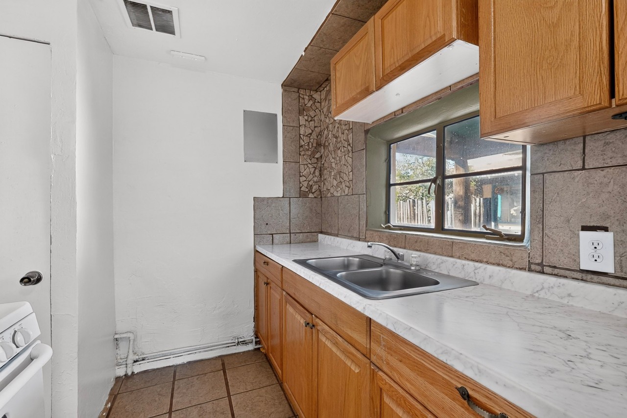 1219 Summer Ave Nw #3 - Photo 7 of 15