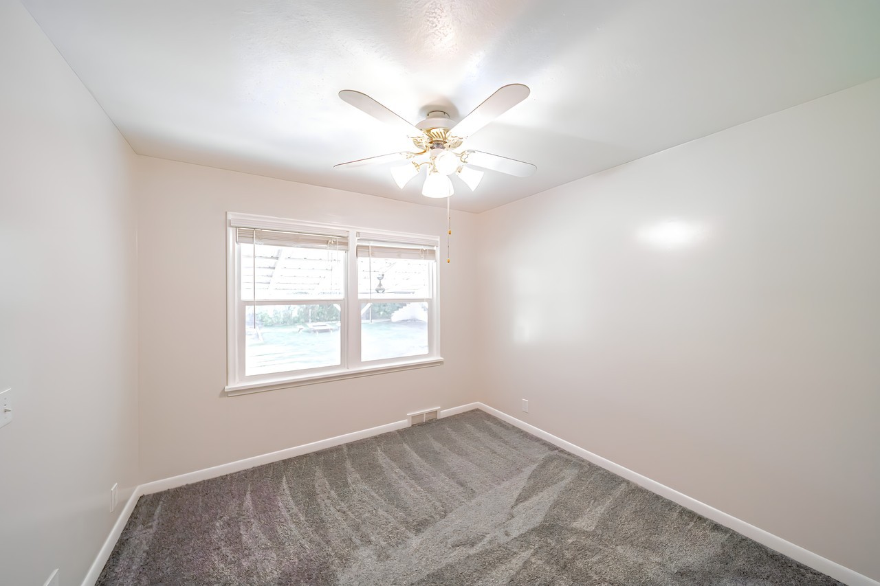 321 N Park Ave - Photo 6 of 12