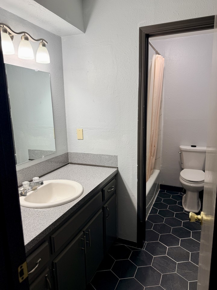 205 W Jefferson St - Photo 6 of 12