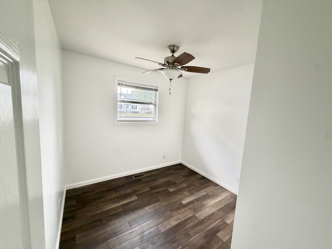 905 E Tripp Ave - Photo 4 of 8