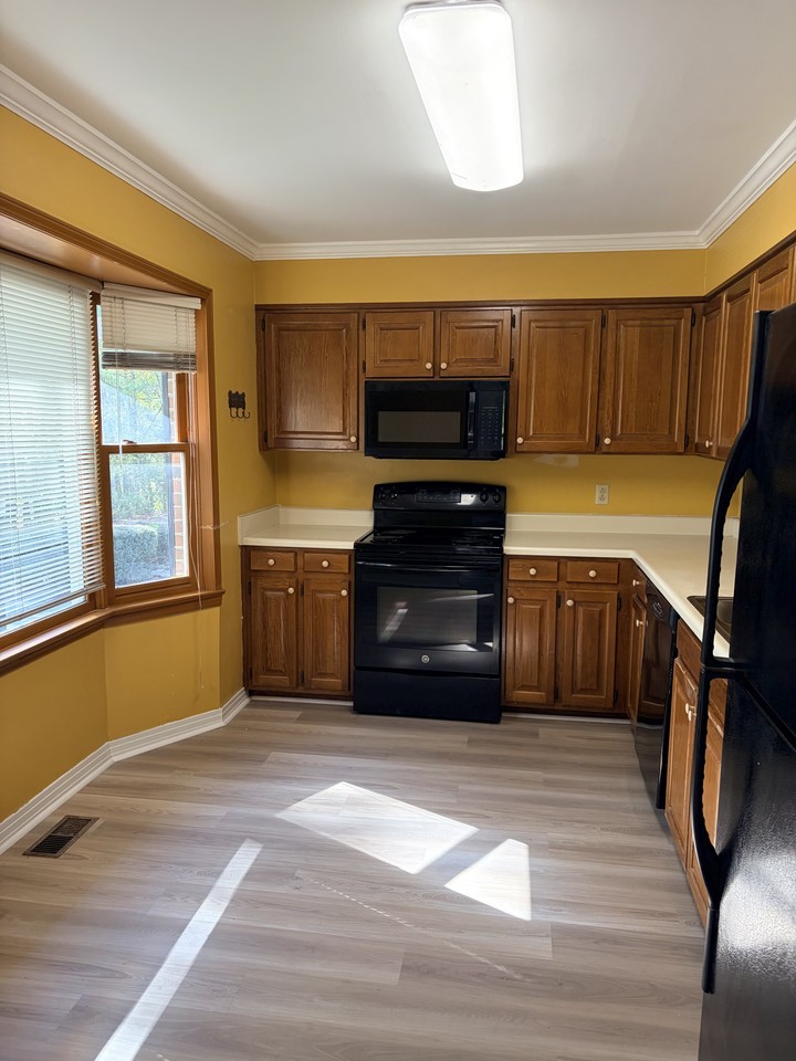 210 17th St E - Photo 2 of 16