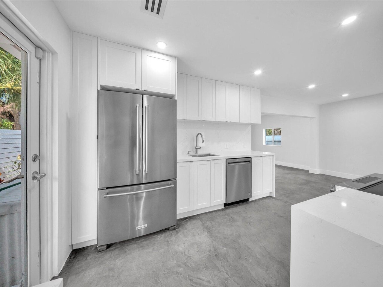 1721 North 16th Court - Photo 3 of 27