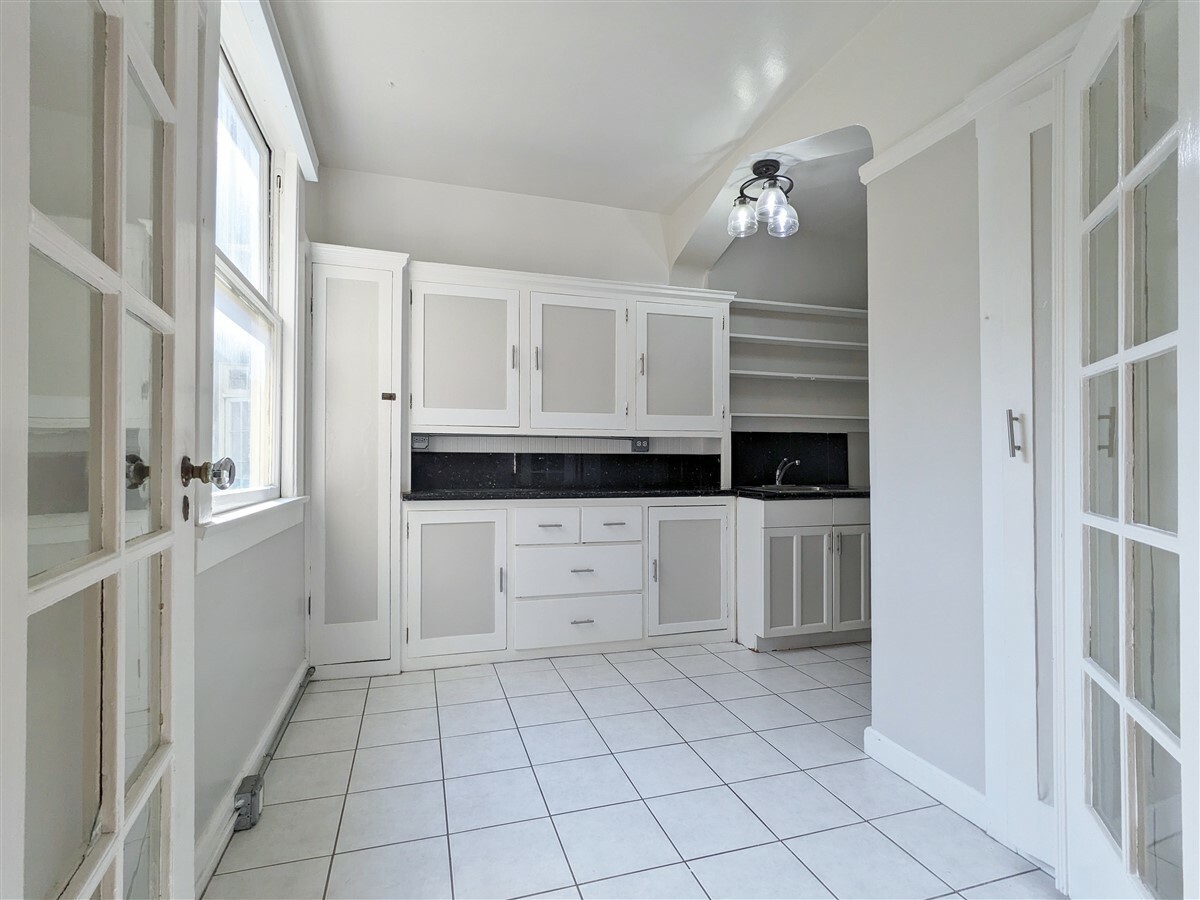 2030 Franklin St #402 - Photo 6 of 22
