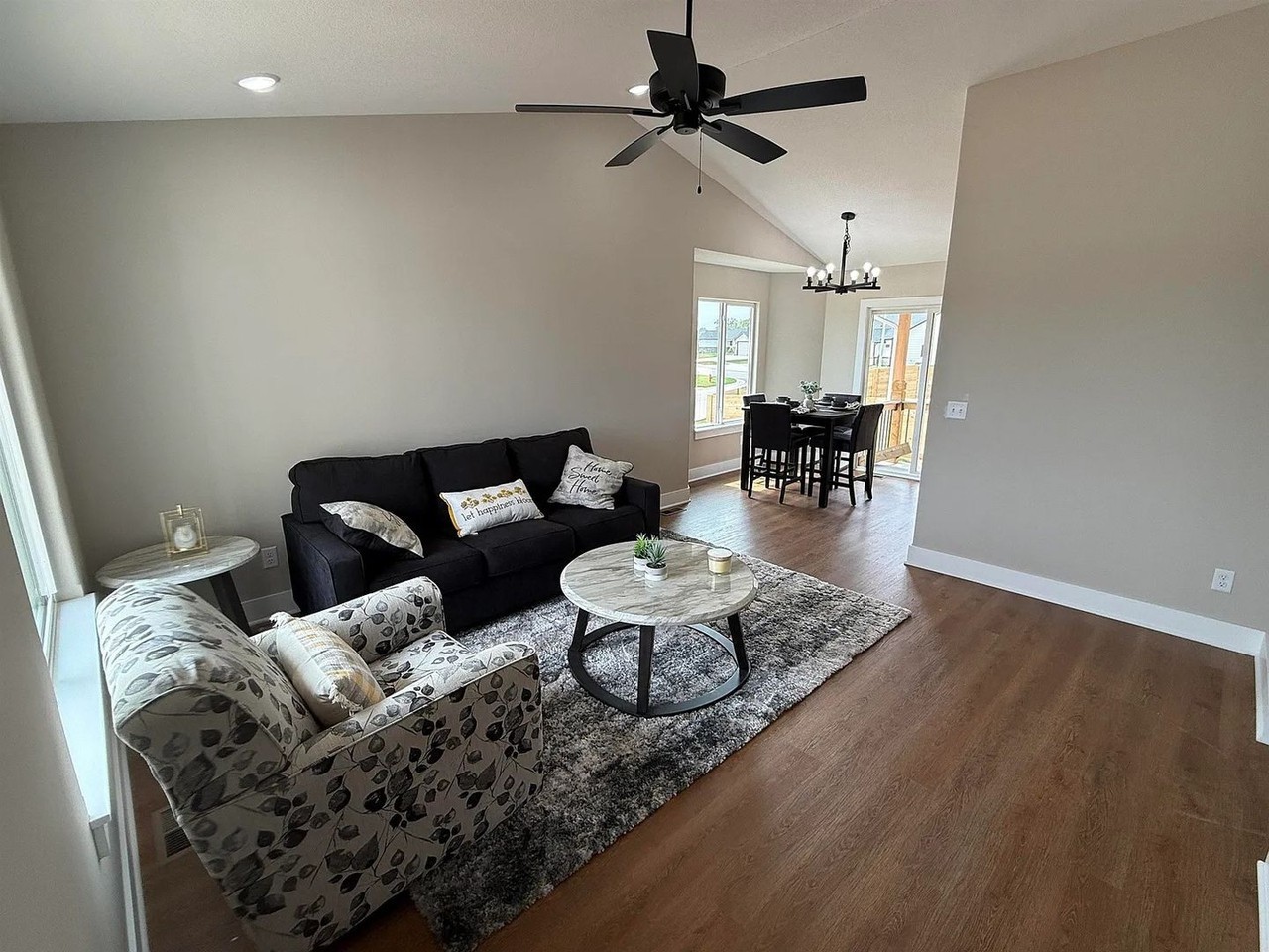 102 E Poplar Ct - Photo 2 of 15