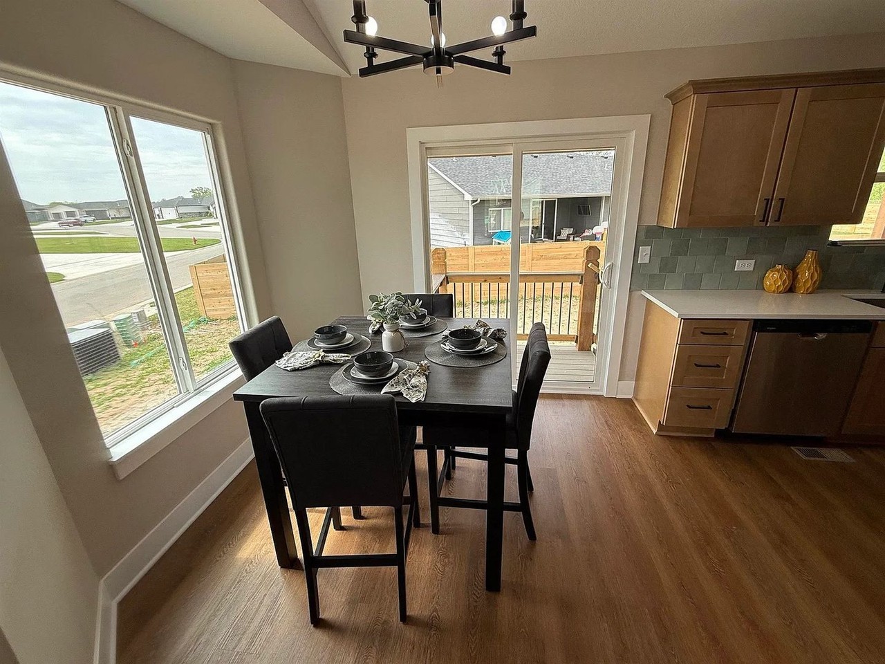 102 E Poplar Ct - Photo 3 of 15